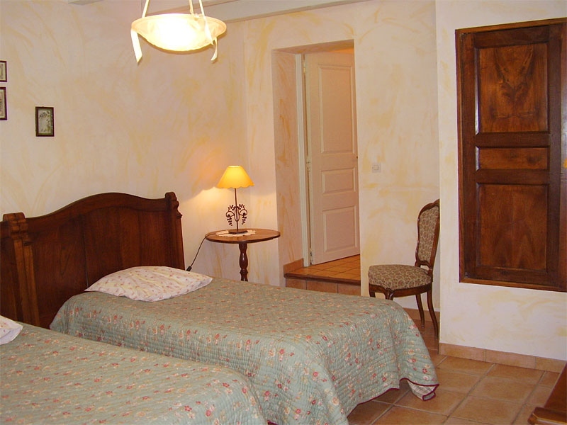 Cliquer pour fermer la fen�tre -  Chambre 3 lits Gite Provence